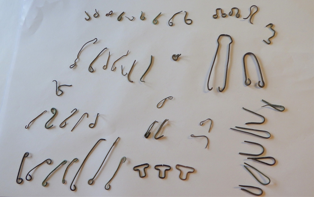 Trådarbeid av metalltråd, i form av hekter til hemper, spenner både halvfabrikat og ferdige samt emner til fiskekroker.