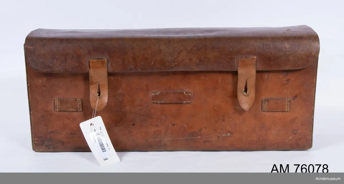 Grupp G IV.

Tändapparat m/1886-11, fabrikat Lundell.
Tändapparat av trä med fodral av läder.

Utdrag ur "Ingenjörtruppernas Fältarbeten Del V A. Förstöringsarbeten" (Fältarb. V A Ing.) 1932 års upplaga sid 190-193

Tändapparater.
Tändapparat m/86-11 är en medelst handkraft driven elektrisk likströmgenerator, innesluten i ett fodral av trä med två dörrar, försedda med låsinrättningar. Låsen öppnas medelst tryckknappar. Till fodralet hör lock med lås och nyckel. Upptill finnas 2 kontaktskruvar, polskruvar, för ledningens inkopplande, 1 kuggstång med handtag och 1 glödlampa.

Strömmen alstras genom kuggstångens kraftiga nedskjutande så långt den går.

För apparatens provning kan strömmen medelst en omkastare, konstruerad såsom en tryckknapp, ledas genom glödlampan. Denna provning får icke verkställas med inkopplad tändledning, enär strömmen, om avbrott förefinnes i lampledningen, går ut i tändledningen och tänder där inkopplade tändare. Inträffar vid provning ej glödning, förefinnes fel hos apparaten.

Inuti locket finnes ett mindre rum för reservdelar och trassel. i nedre delen av fodralet är plats för 3 tändarfodral m/92

Elektriska tändare.
Då elektriska tändare m/28 hava ett litet motstånd (omkring 1,4 ohm), hava tändare av äldre modell ett jämförelsevis stort motstånd (vanligen 5-10 ohm). Tändare av äldre modell äro avsedda för koppling i bredd och skola alla i samma ledning hava lika motsånd. En skillnad i motståndet av högst 1 ohm må dock tillåtas.

Det högsta antal tändare av äldre modell, som vid koppling i bredd och i en linje kunna tändas, är med
   tändapparat m/86-11                } 20 st.
          "            större, m/16          } 20 st.
          "            för 30 skott m/27  } 20 st.
          "            för 3 skott m/27        3 st.

Det högsta antal tändare m/28, som vid koppling i följd kan tändas, är med
   tändapparat m/86-11        } 20 st.
          "            större, m/16  } 20 st.