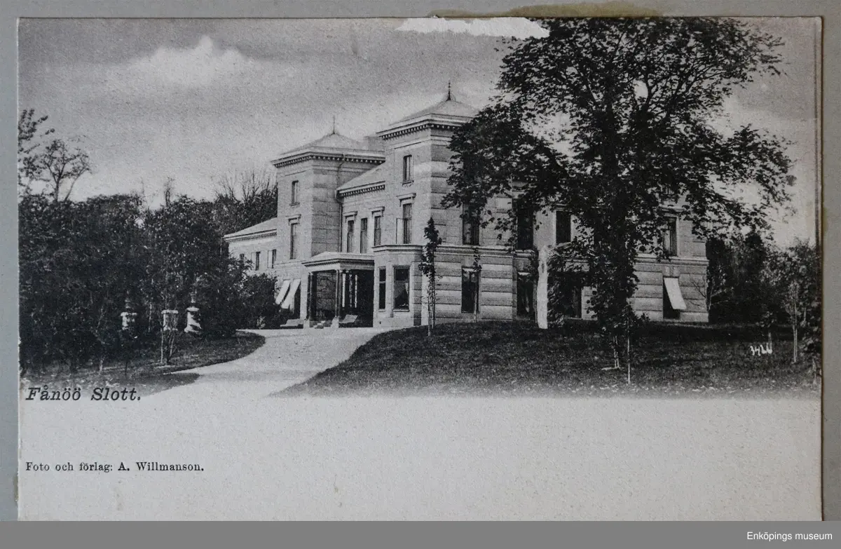 Litet, rött vykortsalbum med guldtexten: "Minnen från Enköping". Albumet innehåller 6st. sidor med inklistrade vykort från Enköpings kommun. En av sidorna har lossnat och ligger nu löst i albumet.