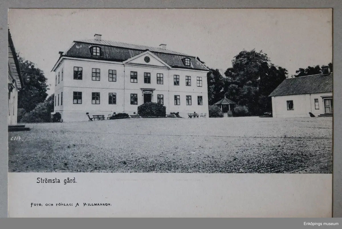 Litet, rött vykortsalbum med guldtexten: "Minnen från Enköping". Albumet innehåller 6st. sidor med inklistrade vykort från Enköpings kommun. En av sidorna har lossnat och ligger nu löst i albumet.