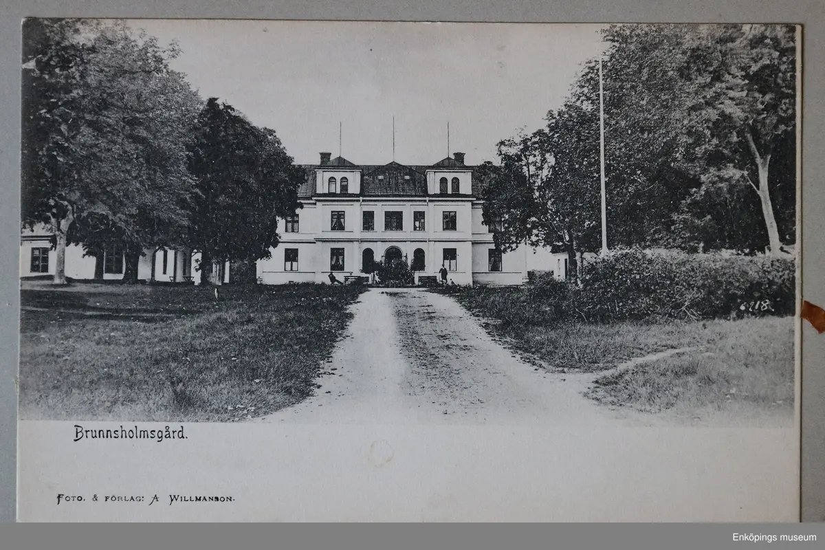 Litet, rött vykortsalbum med guldtexten: "Minnen från Enköping". Albumet innehåller 6st. sidor med inklistrade vykort från Enköpings kommun. En av sidorna har lossnat och ligger nu löst i albumet.