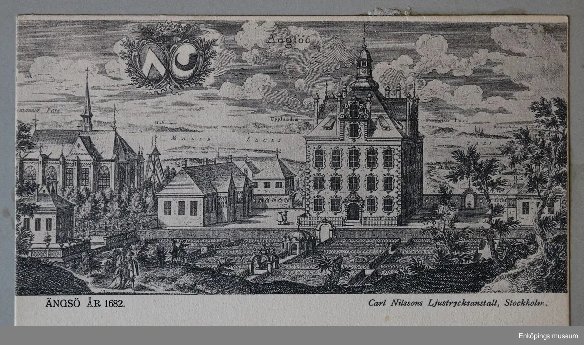 Litet, rött vykortsalbum med guldtexten: "Minnen från Enköping". Albumet innehåller 6st. sidor med inklistrade vykort från Enköpings kommun. En av sidorna har lossnat och ligger nu löst i albumet.