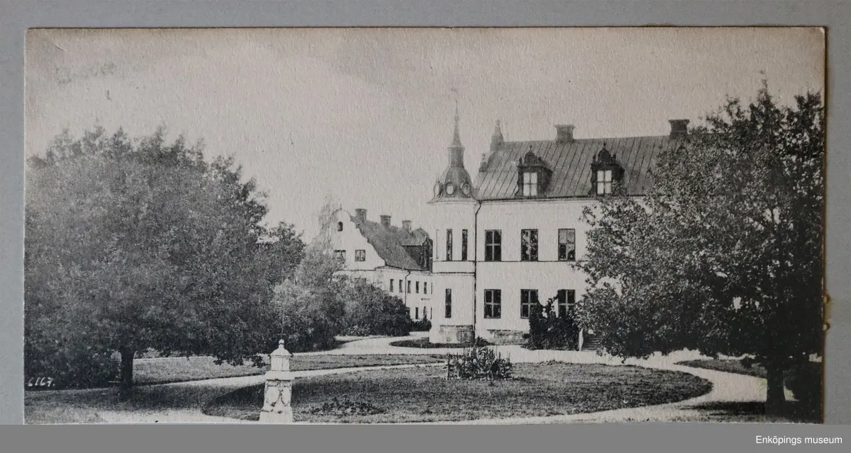 Litet, rött vykortsalbum med guldtexten: "Minnen från Enköping". Albumet innehåller 6st. sidor med inklistrade vykort från Enköpings kommun. En av sidorna har lossnat och ligger nu löst i albumet.