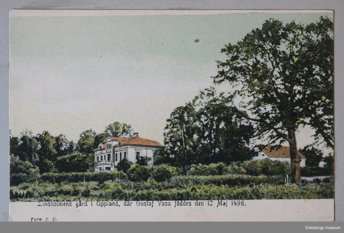 Litet, rött vykortsalbum med guldtexten: "Minnen från Enköping". Albumet innehåller 6st. sidor med inklistrade vykort från Enköpings kommun. En av sidorna har lossnat och ligger nu löst i albumet.