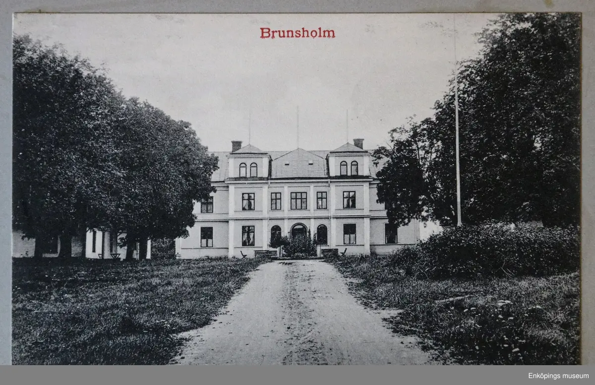 Litet, rött vykortsalbum med guldtexten: "Minnen från Enköping". Albumet innehåller 6st. sidor med inklistrade vykort från Enköpings kommun. En av sidorna har lossnat och ligger nu löst i albumet.