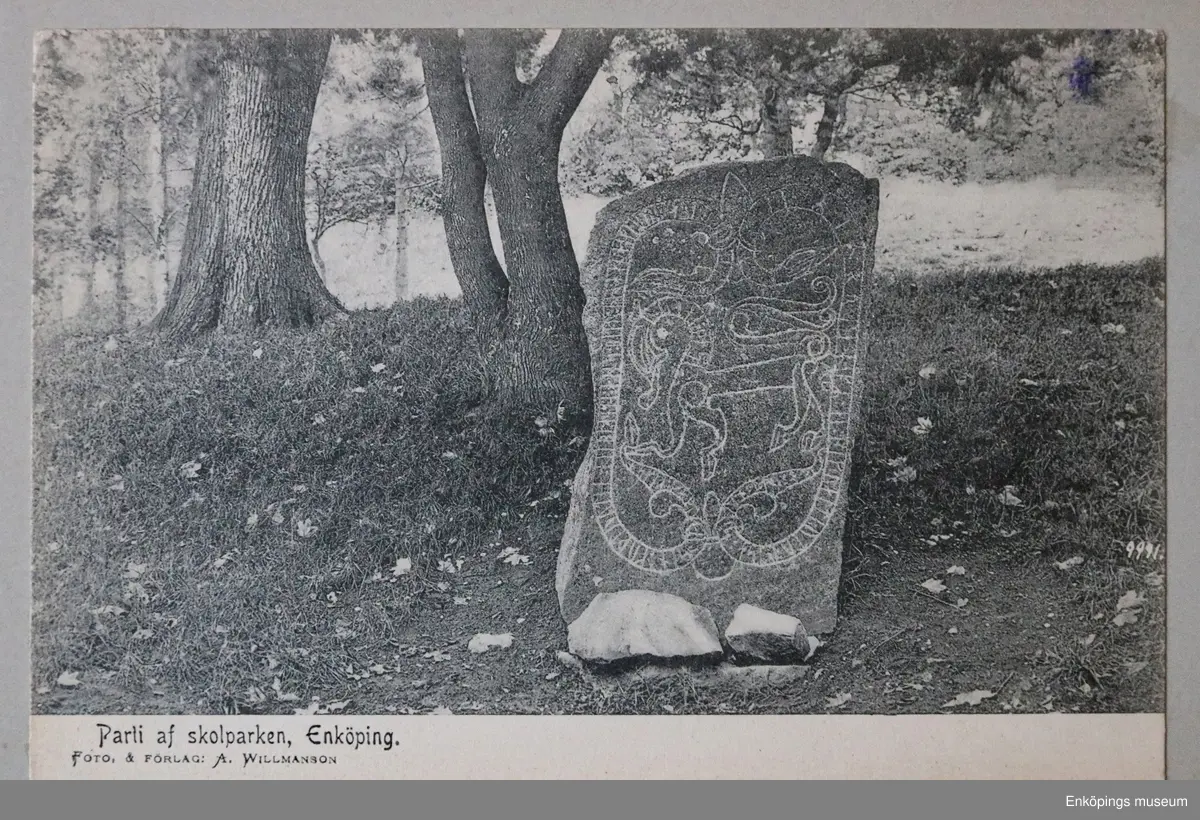 Litet, rött vykortsalbum med guldtexten: "Minnen från Enköping". Albumet innehåller 6st. sidor med inklistrade vykort från Enköpings kommun. En av sidorna har lossnat och ligger nu löst i albumet.