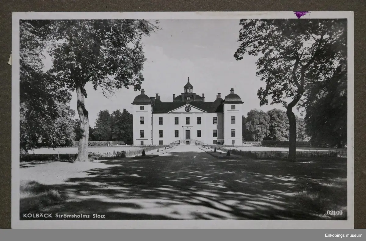 Litet, rött vykortsalbum med guldtexten: "Minnen från Enköping". Albumet innehåller 6st. sidor med inklistrade vykort från Enköpings kommun. En av sidorna har lossnat och ligger nu löst i albumet.