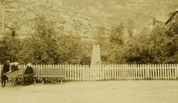 Beplantet plass med Ole Olsens byste. Hammerfest