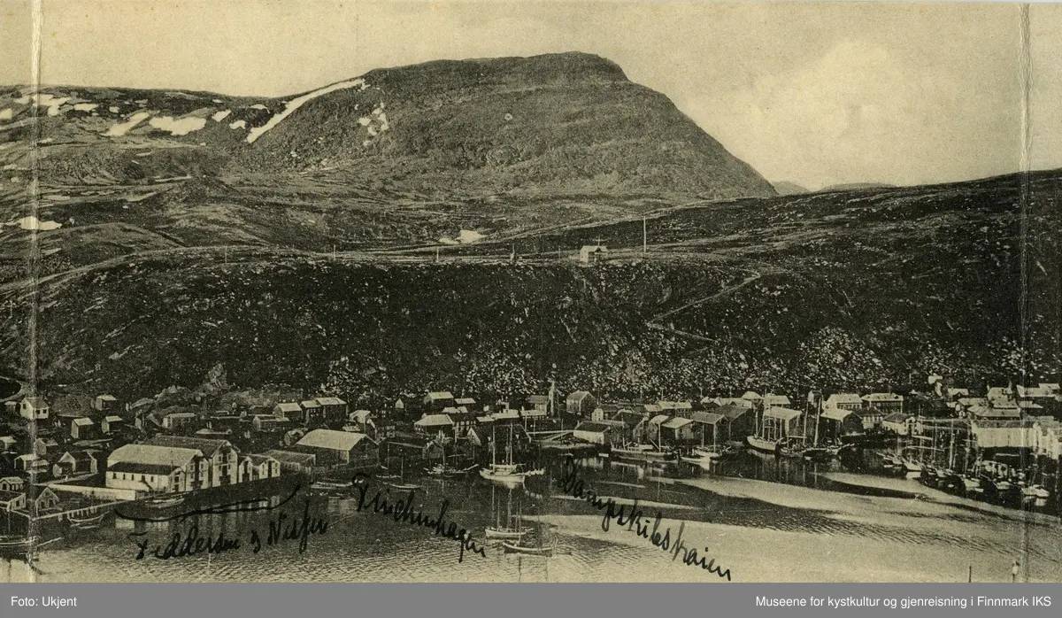 Foldbar, tredelt postkort fra 1907 som viser Hammerfest sett fra Fuglenesfjellet. I venstre delen ser man Gamle Molla, Hauan-kaia og Storvannet med Storelva. Den midterste delen viser hvana med dampskipskaia. I bakgrunn ser man Salen- og Tyvenfjellet. Den høyre delen viser pakkhusene til Nissen, tollboden, kirka og bydelen Hauen med Salenfjellet og Storsvingen i bakgrunn.