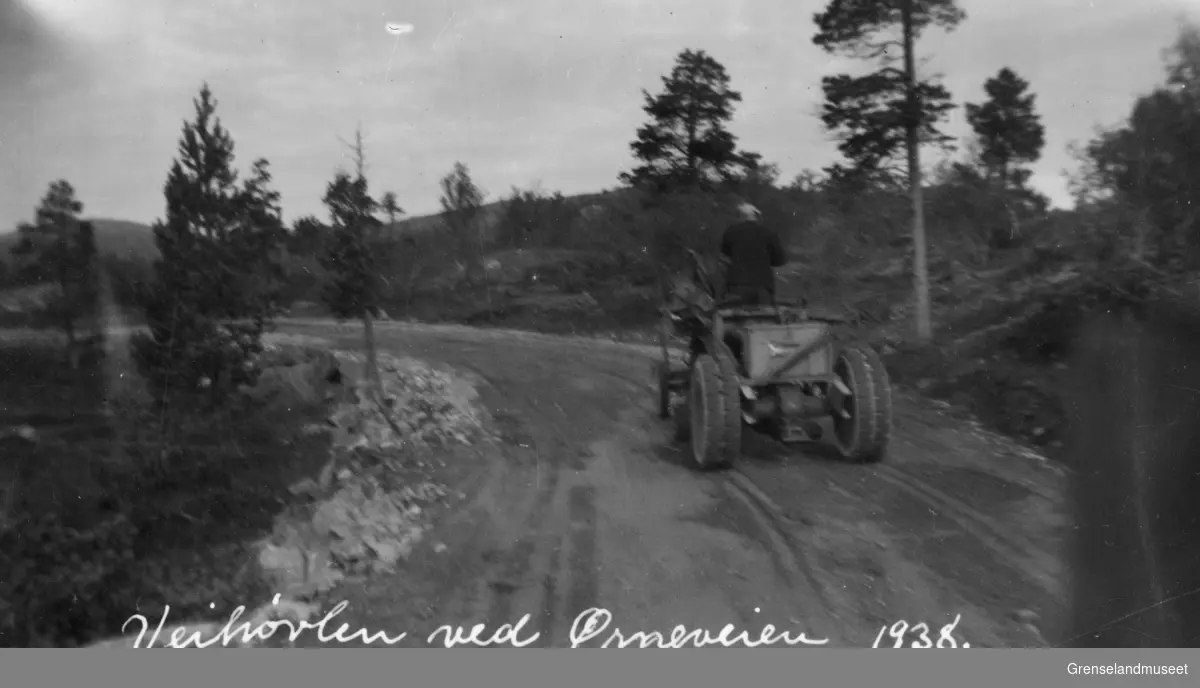 Veihøvelen i arbeid på Ørneveien, 1938.