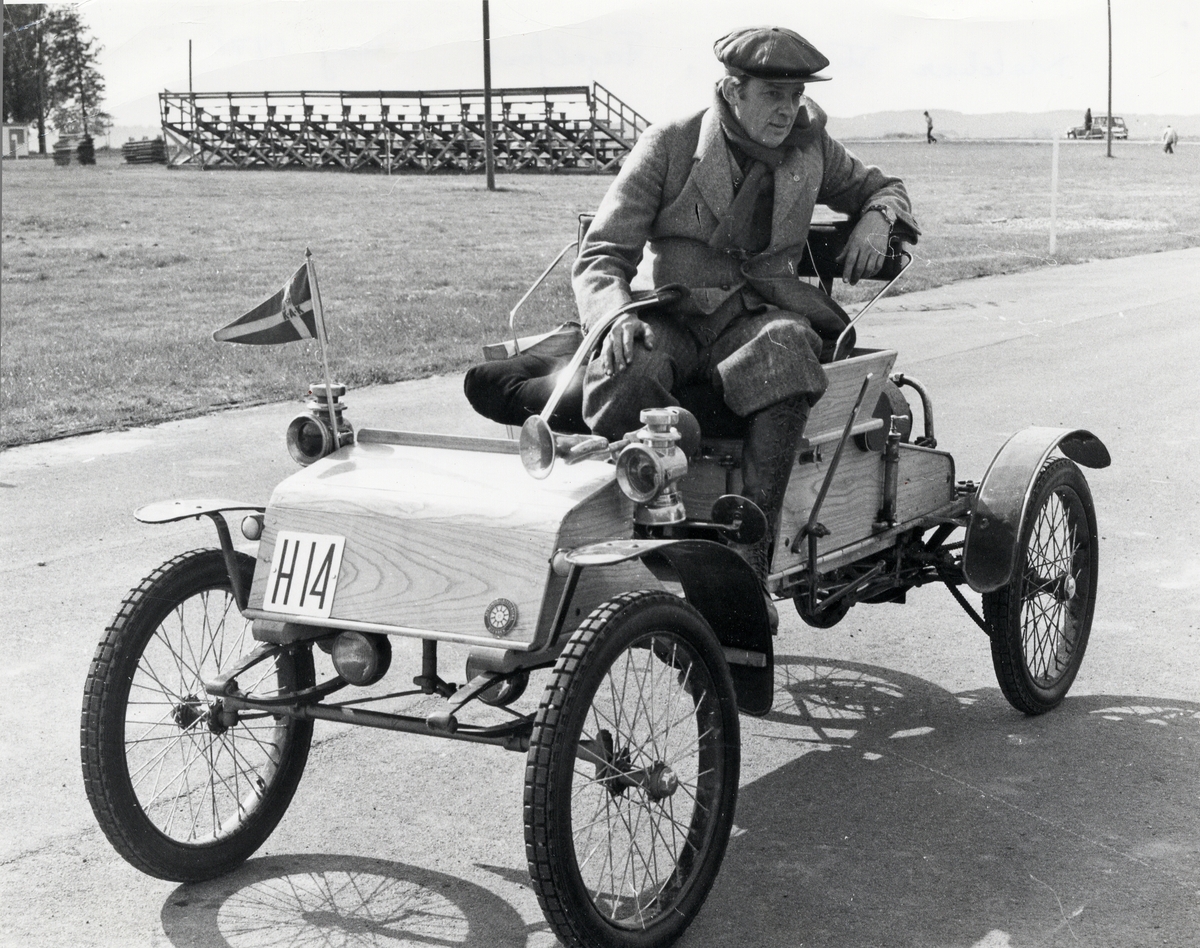 Melcher Ekströmer med en Orient Buckboard, årsmodell 1906, i maj 1971.