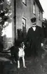 Nattvakten Olof Eriksson med hunden Carol, Växjö, ca 1920.