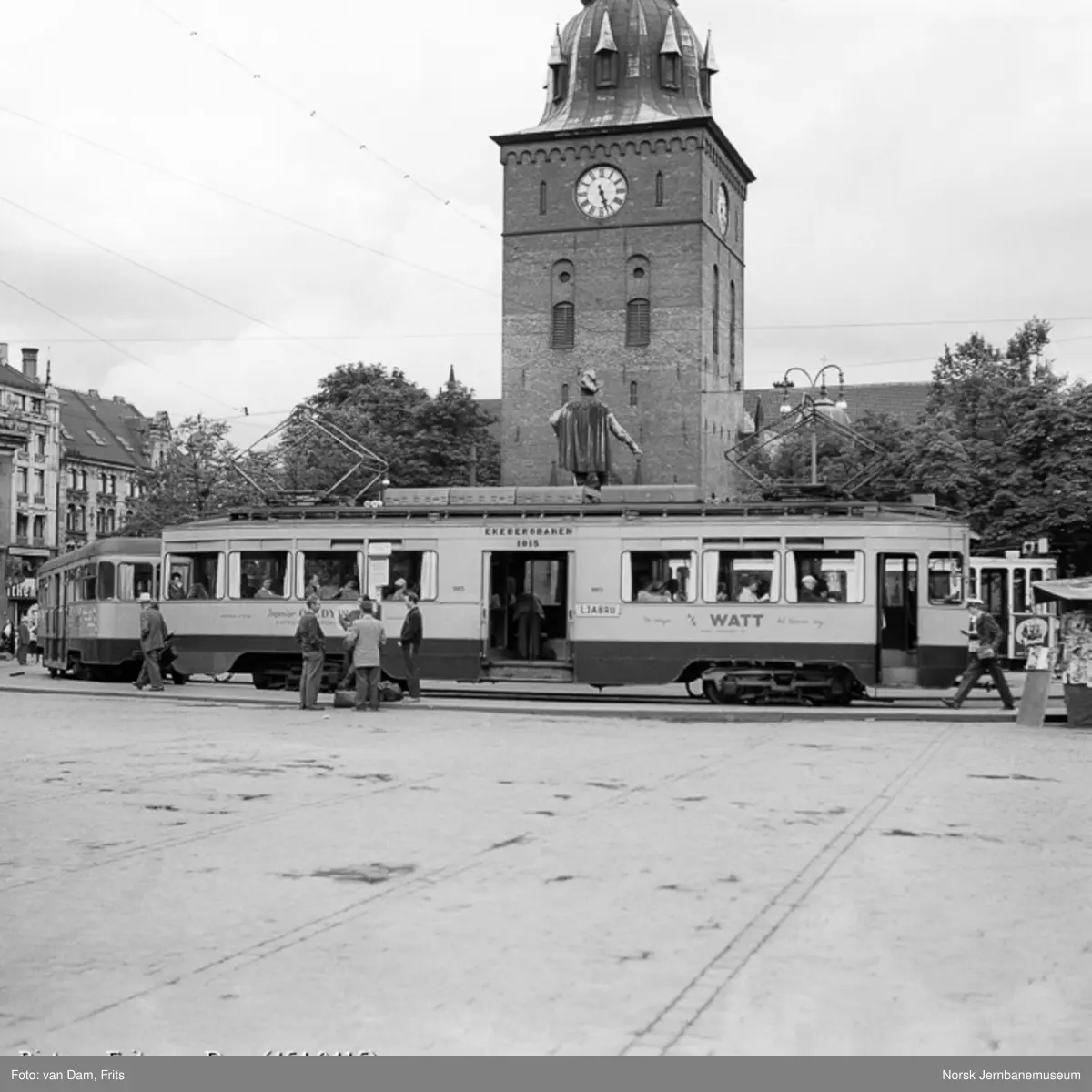 Ekebergbanens sporvogn type 1932 nr. 1015 med tilhenger i serien nr. 1050-1052 til Ljabru på Stortorget. I bakgrunnen Oslo Domkirke