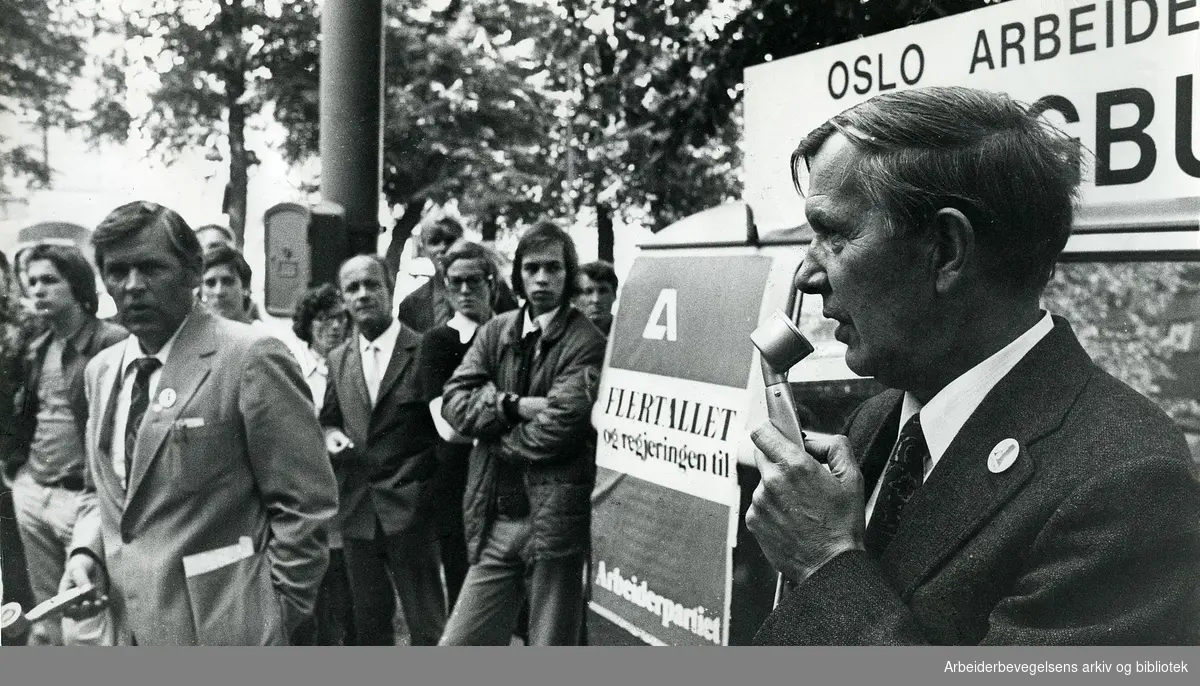 Valgkampen 1973. Gunnar Alf Larsen sekunderer kollega Torbjørn Berntsen på "buss-møte" i Studenterlunden. .September 1973. .