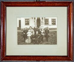 Familien Bergersen, ekteparet Torine og Ingvald med sju barn