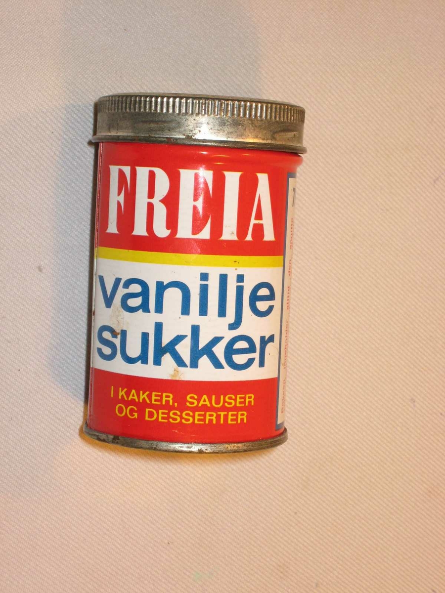 Merket: "Freia vaniljesukker" - i kaker, sauser og desserter. På lokket er det en prislapp merket "1,60. S-LAGET".