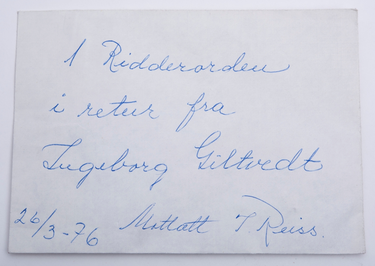 Konvolutt med ridderorden i retur fra Ingeborg Giltvedt, datert 23/3-76.