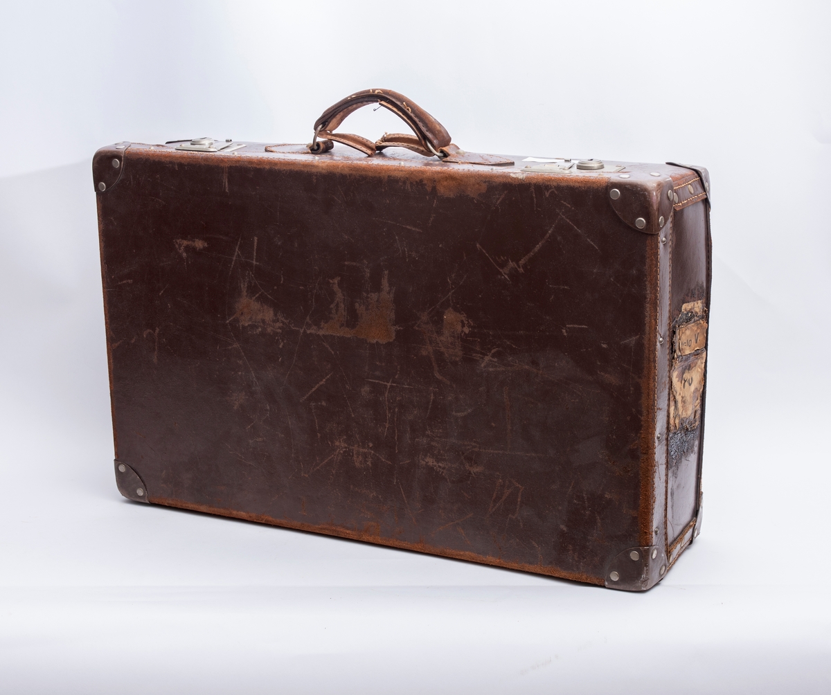 Kofferten har inneholdt alle smågjenstandene brukt til seremonier i Oslo Kvinnelige Handelsstands Forenings orden Dona Mercuri. Alle disse gjenstandene har fått registreringsnumrene KMR.03841 tom. KMR.03864