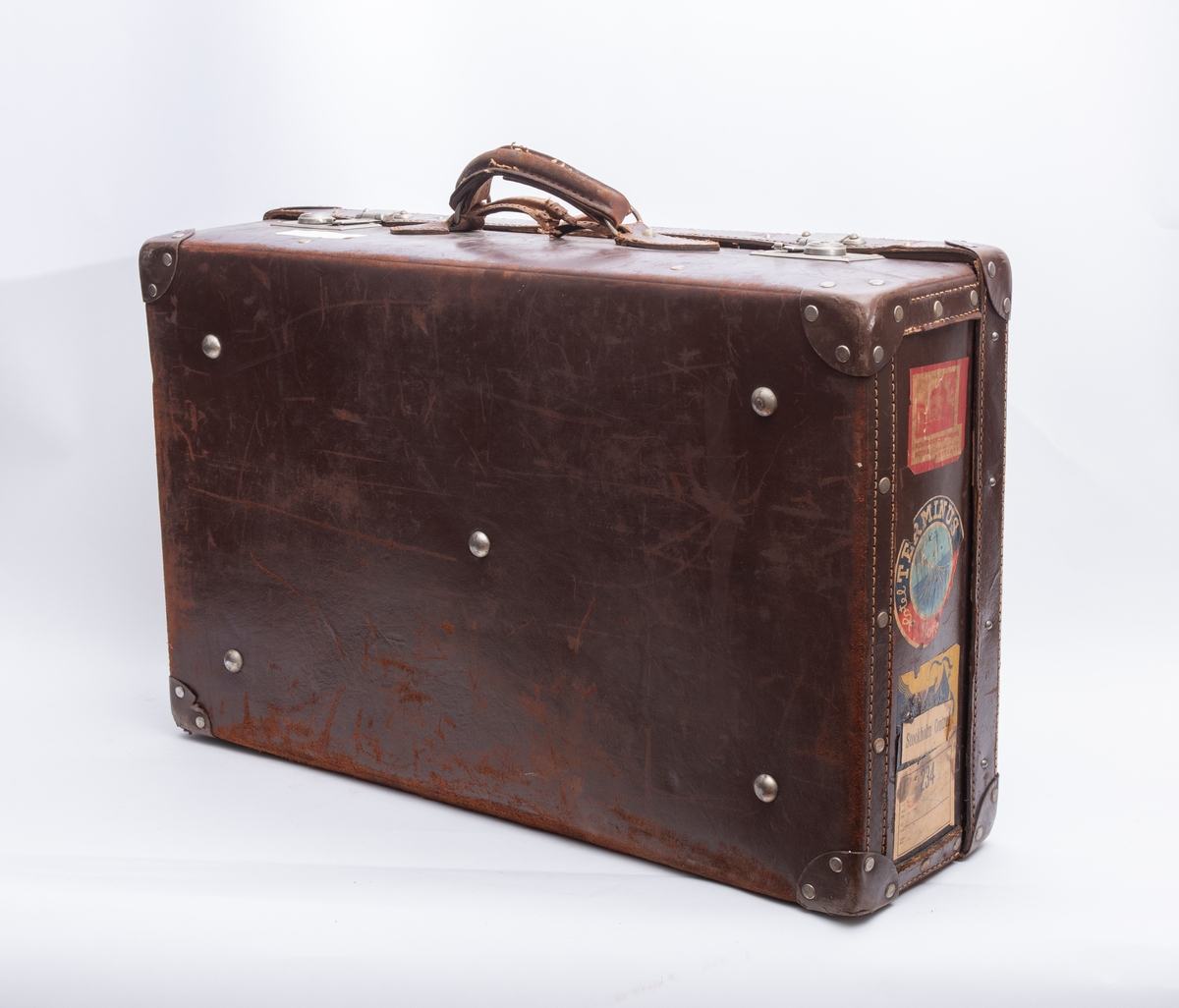 Kofferten har inneholdt alle smågjenstandene brukt til seremonier i Oslo Kvinnelige Handelsstands Forenings orden Dona Mercuri. Alle disse gjenstandene har fått registreringsnumrene KMR.03841 tom. KMR.03864