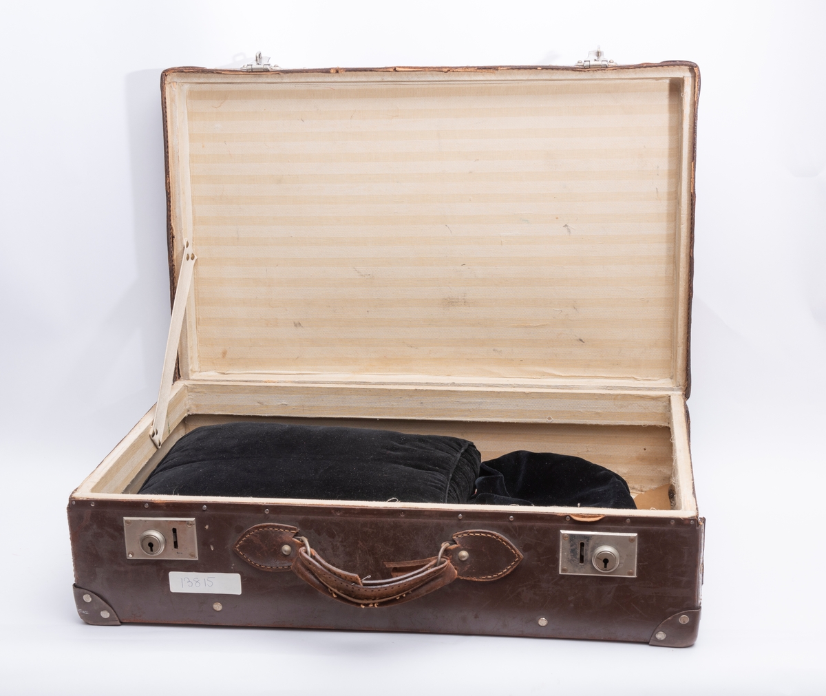 Kofferten har inneholdt alle smågjenstandene brukt til seremonier i Oslo Kvinnelige Handelsstands Forenings orden Dona Mercuri. Alle disse gjenstandene har fått registreringsnumrene KMR.03841 tom. KMR.03864