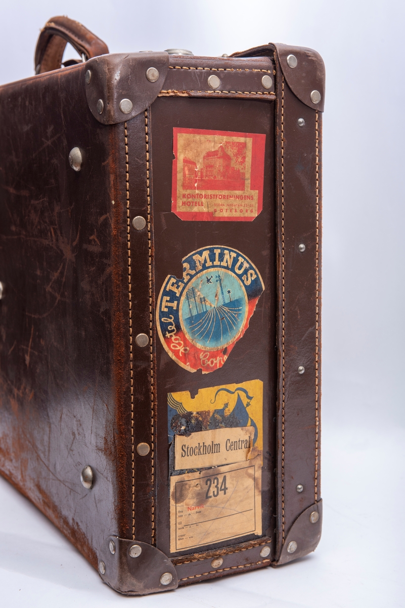 Kofferten har inneholdt alle smågjenstandene brukt til seremonier i Oslo Kvinnelige Handelsstands Forenings orden Dona Mercuri. Alle disse gjenstandene har fått registreringsnumrene KMR.03841 tom. KMR.03864