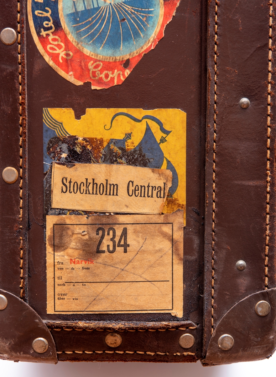 Kofferten har inneholdt alle smågjenstandene brukt til seremonier i Oslo Kvinnelige Handelsstands Forenings orden Dona Mercuri. Alle disse gjenstandene har fått registreringsnumrene KMR.03841 tom. KMR.03864