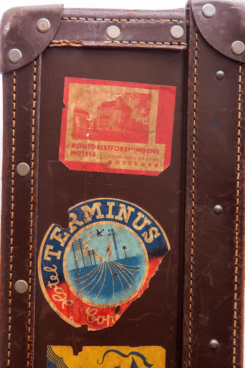 Kofferten har inneholdt alle smågjenstandene brukt til seremonier i Oslo Kvinnelige Handelsstands Forenings orden Dona Mercuri. Alle disse gjenstandene har fått registreringsnumrene KMR.03841 tom. KMR.03864