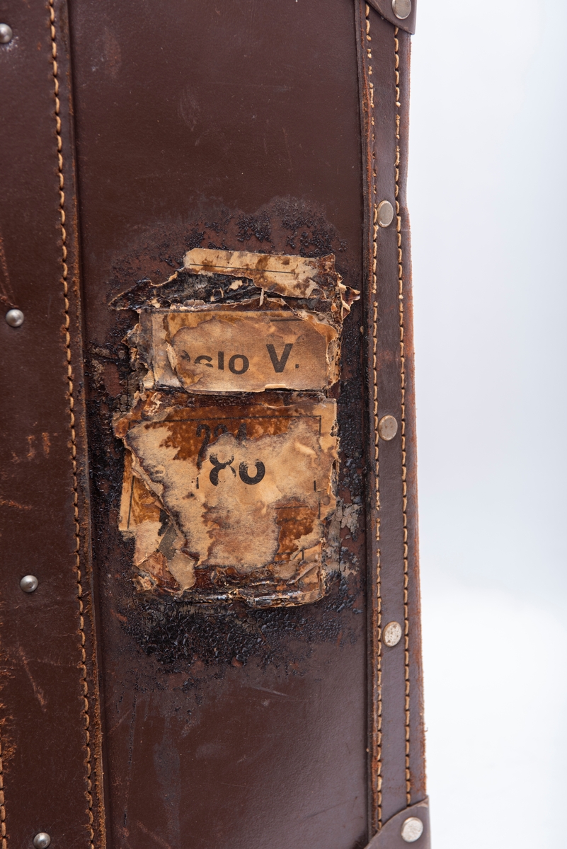 Kofferten har inneholdt alle smågjenstandene brukt til seremonier i Oslo Kvinnelige Handelsstands Forenings orden Dona Mercuri. Alle disse gjenstandene har fått registreringsnumrene KMR.03841 tom. KMR.03864