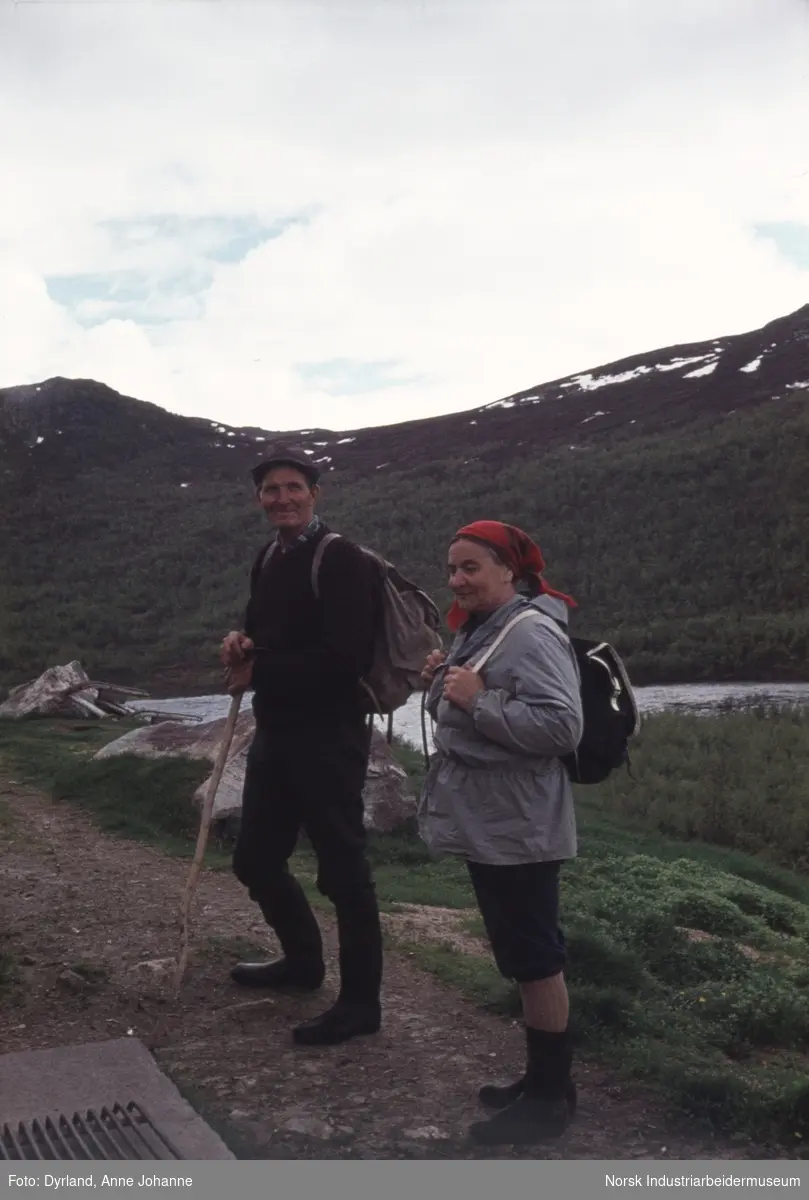 Kristi og Eivind Lien i fjellet utenfor trappa på Argehovd på Møsstrond.