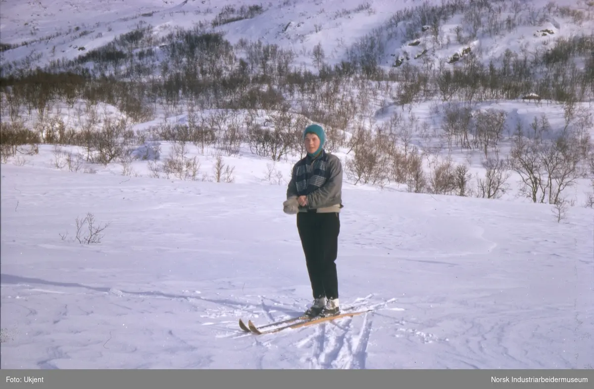 Anne Dyrland med ski i snøen på Dalstauldalen
