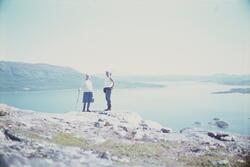 Anne Dyrland og Birgit Hamaren på fjelltur i finvær. Står på