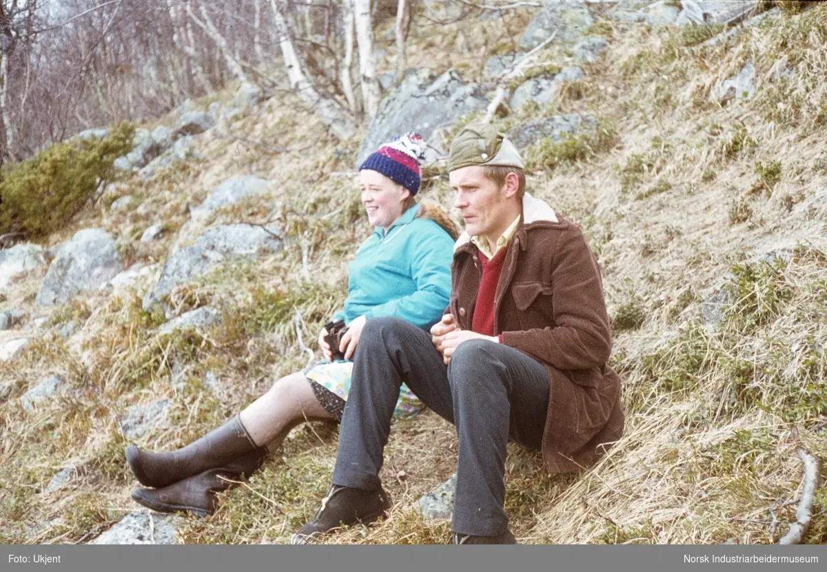 Anne og Bjørn Dyrland sitter i lia i Åmosdal