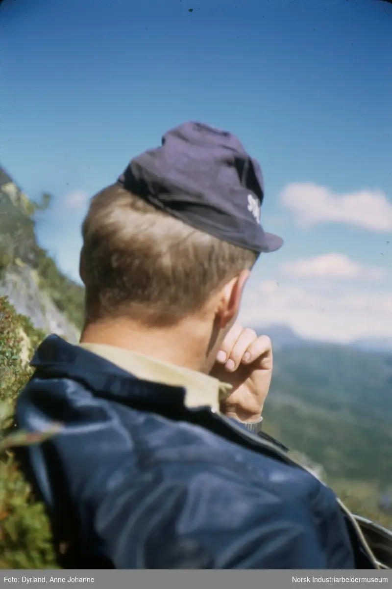 Bjørn Dyrland ligger i fjellet med kaps på hodet i Åmotsdal