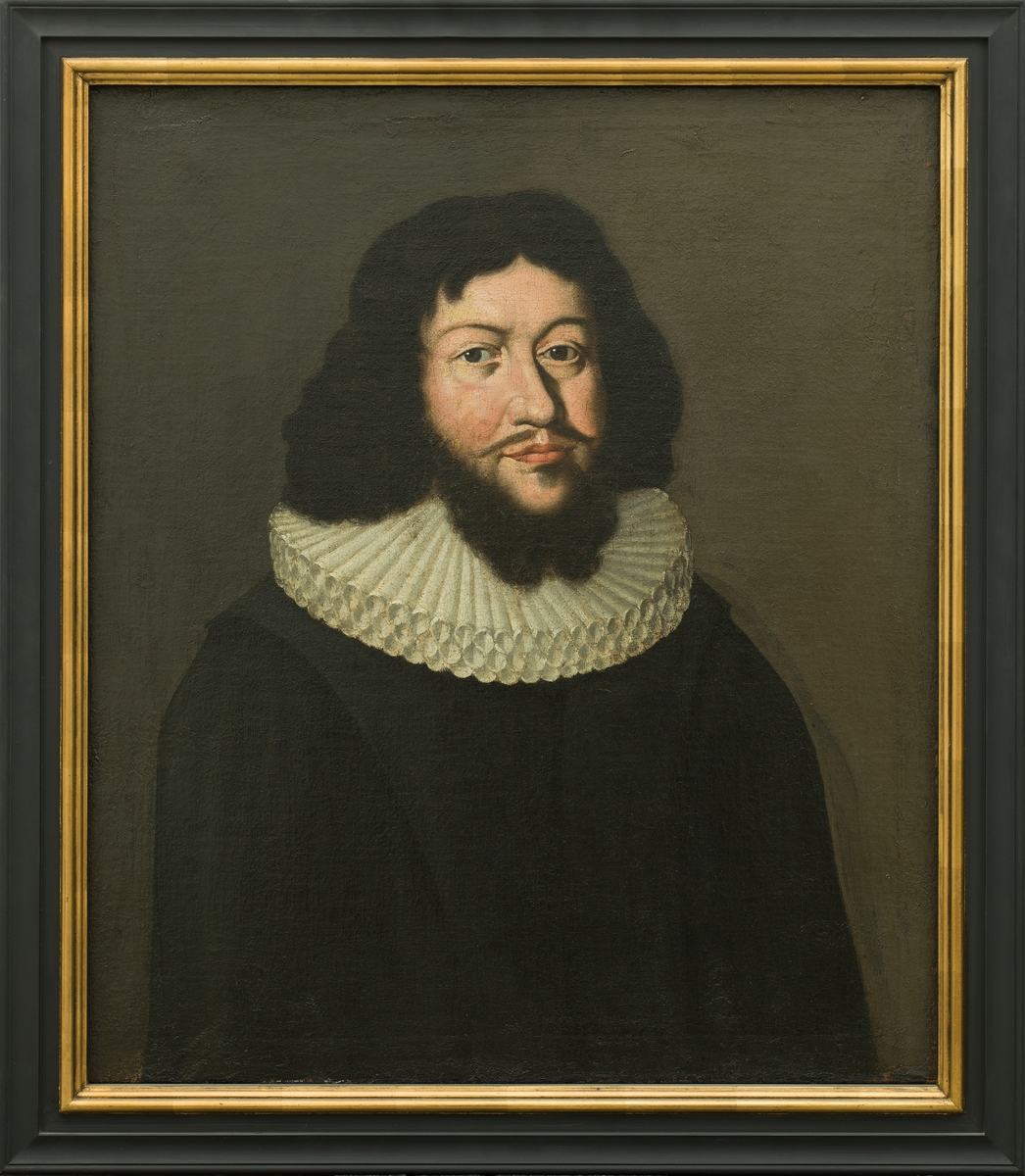 Portrett av Kjeld Stub i prestekjole med pipekrage. Brystbilde.