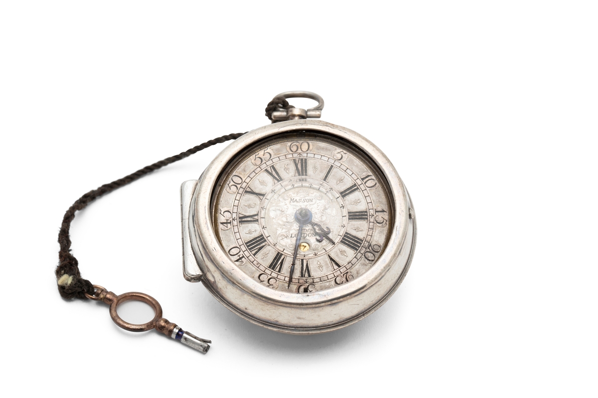 Sølv, porselen. I dobbelt sølvkasse, på ytre portrett i emalje, - avslitt.