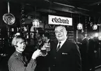 Direktör Gilbert Hedenbergh och fru Svensson skålar i öl för den nya puben Gyllene Oxen på Stadshotellet, Växjö, 1969.