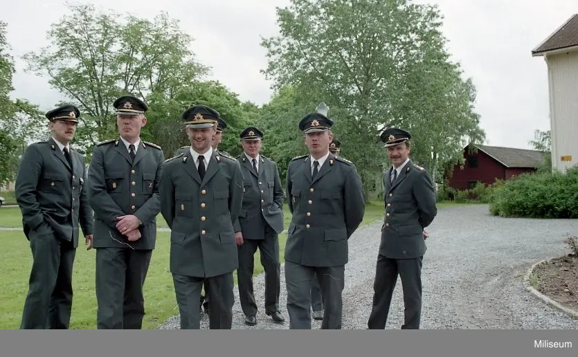 Officer vänta på att ta gruppbild.