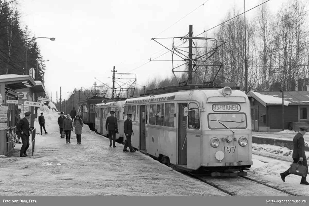 Oslo Sporveiers sporvogn nr. 197 ("Gullfisk") på Jar stasjon rute 9 til Østbanen. Bak Kolsåsbanens motorvogn nr. 405