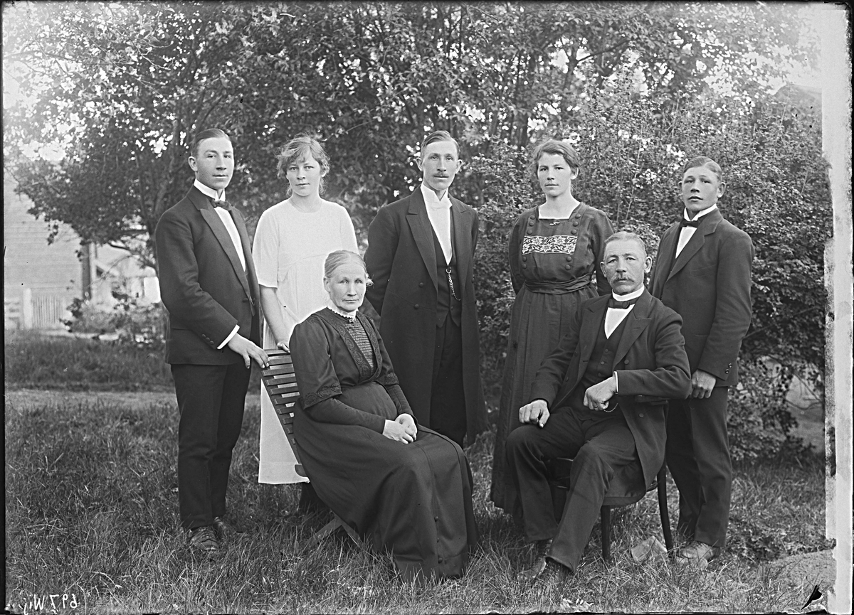 Fotografering beställd av Johansson. Föreställer nämndemannen och lantbrukaren Karl Johansson (1860-1943) med hans hustru Hilda Maria Öberg (1861-1945) samt deras barn ståendes bakom dem. Från vänster: David Joel (1896-1986), Alida Helena (1892-1959), Karl Valentin (1890-1966), Ebba Birgitta (1899-1980) och Oskar Probus (1894-1941).