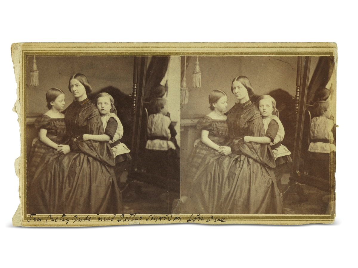 Stereofotografi av Betsy Gude med Sigrid og Ove Gude.



Bak på bildet står skrevet: ”Fru Betsy Gude f. Anker, med sine to elste (?) börn Sigrid og Ove.  

Fru Professor Sigrid Lessing.  
Minister Ove Gude.”