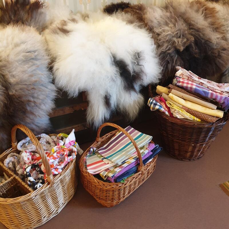 Sauefeller og korger med tekstiler