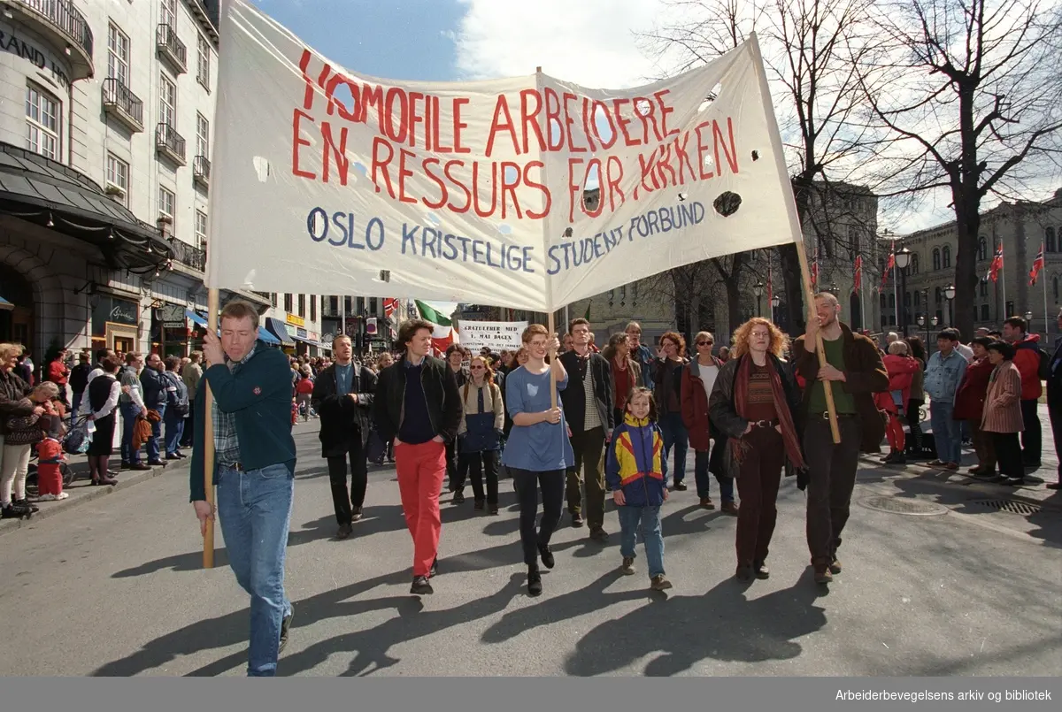 1. mai 1996 Demonstrasjonstoget. Transparent: Homofile arbeidere en ressurs for kirken. Oslo kristelige studentforbund.