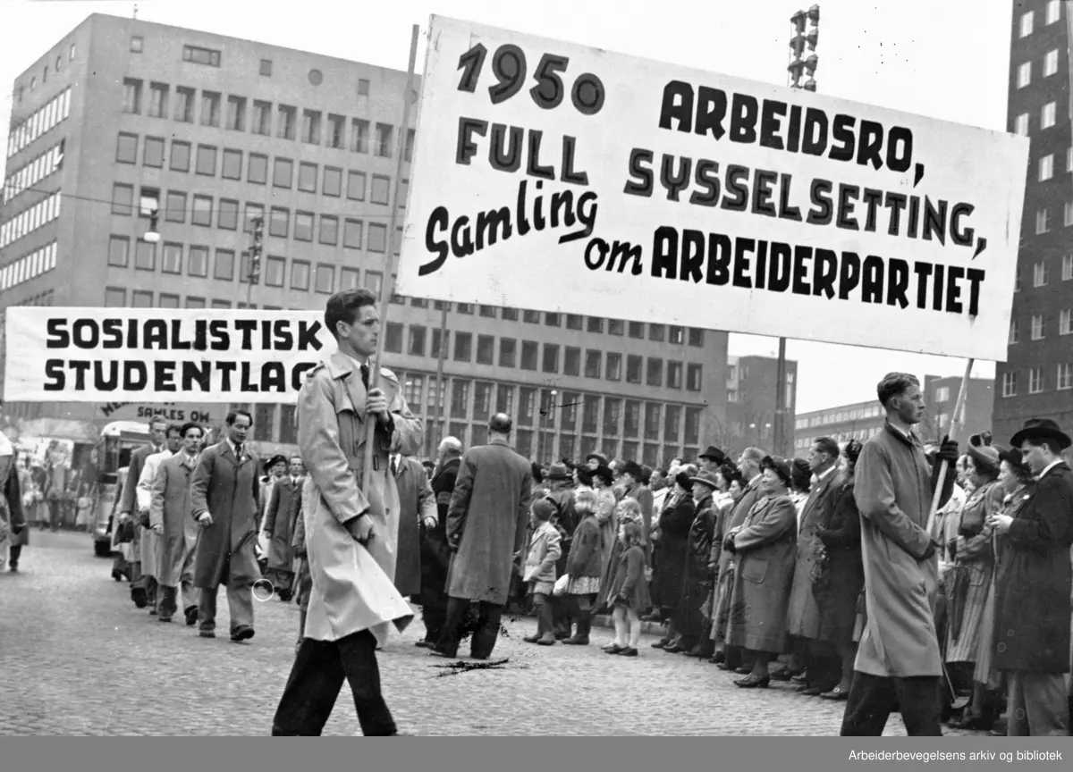1. mai i Oslo, 1950. Sosialistisk Studentlags seksjon i demonstrasjonstoget. Parole: 1950 - Arbeidsro, full syssselsetting, samling om Arbeiderpartiet.