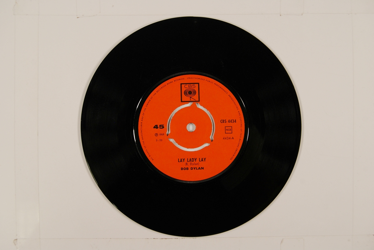 Bilde av Bob Dylan med gitar.
