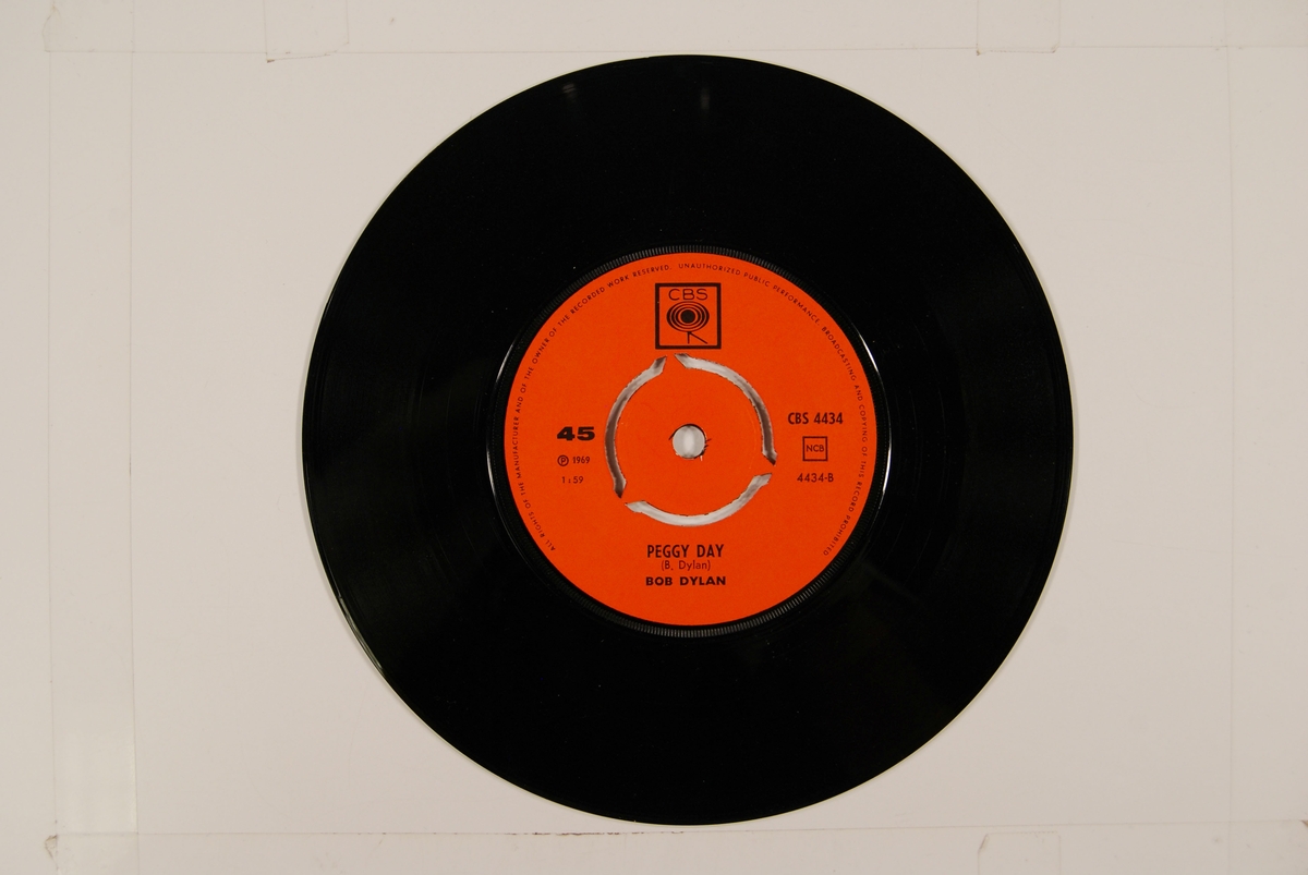 Bilde av Bob Dylan med gitar.