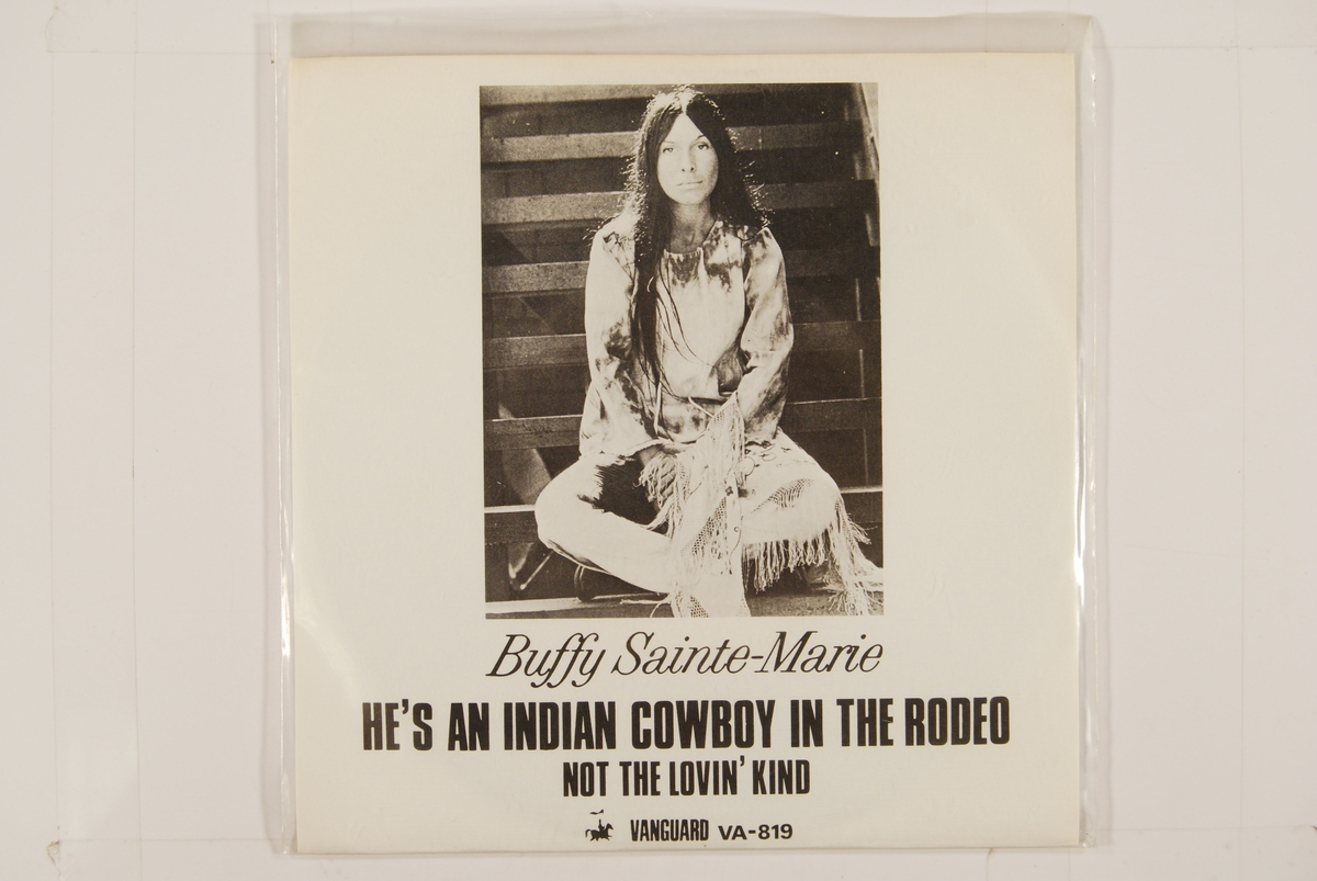 Bilde av Buffy Sainte-Marie sittende i en trapp.