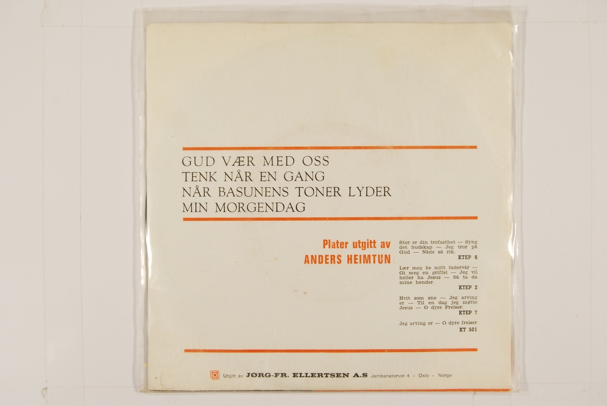 Bilde av Anders Heimtun med en illustrasjon av en kirke i bakgrunnen.