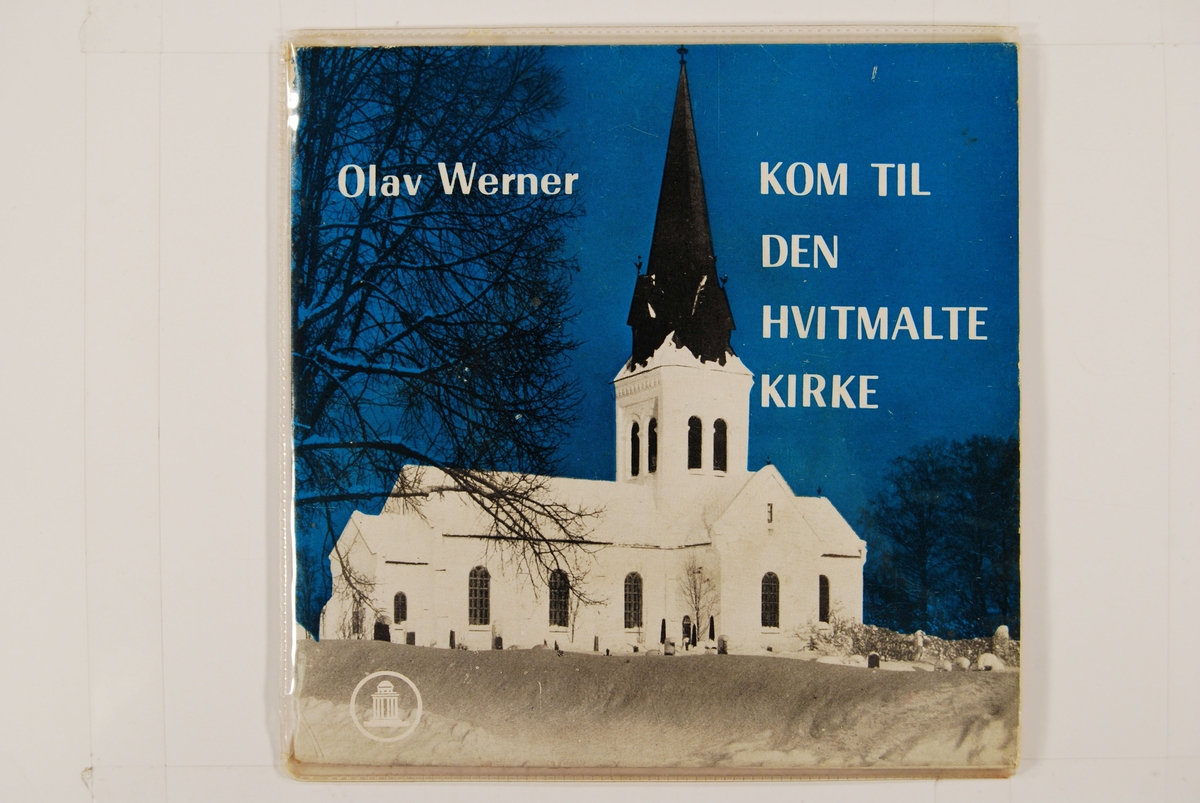 Bilde av en hvitmalt kirke i et snølandskap.