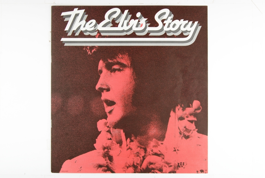 Bilde av Elvis Presley. Synger og har en gitar rundt livet.