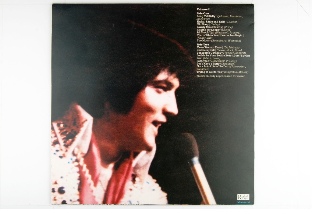 Bilde av Elvis Presley. Synger og har en gitar rundt livet.